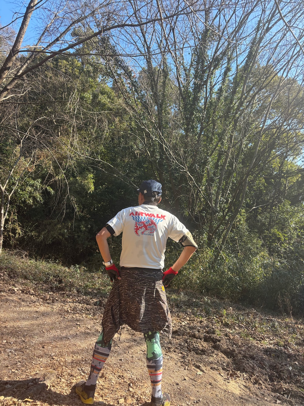 ホワイト系のTシャツ/カットソー、ブラック系のシューズ、その他のレギンス/スパッツを着用したメンズの冬コーディネートの2枚目の写真