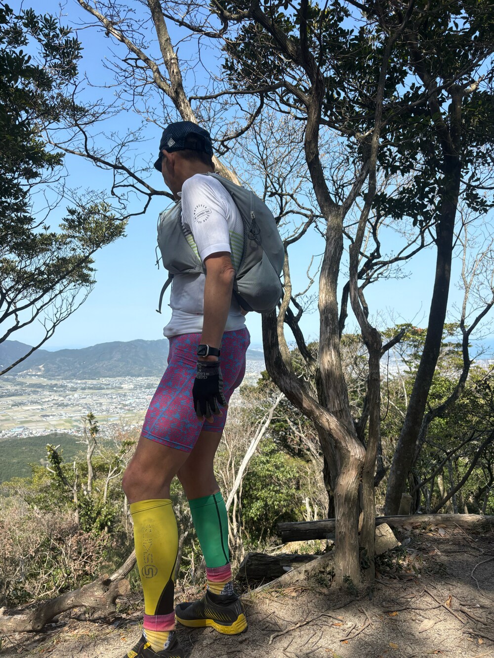 ホワイト系のTシャツ/カットソー、ブラック系のその他シューズ、ピンク系のレギンス/スパッツを着用したメンズの春コーディネートの2枚目の写真
