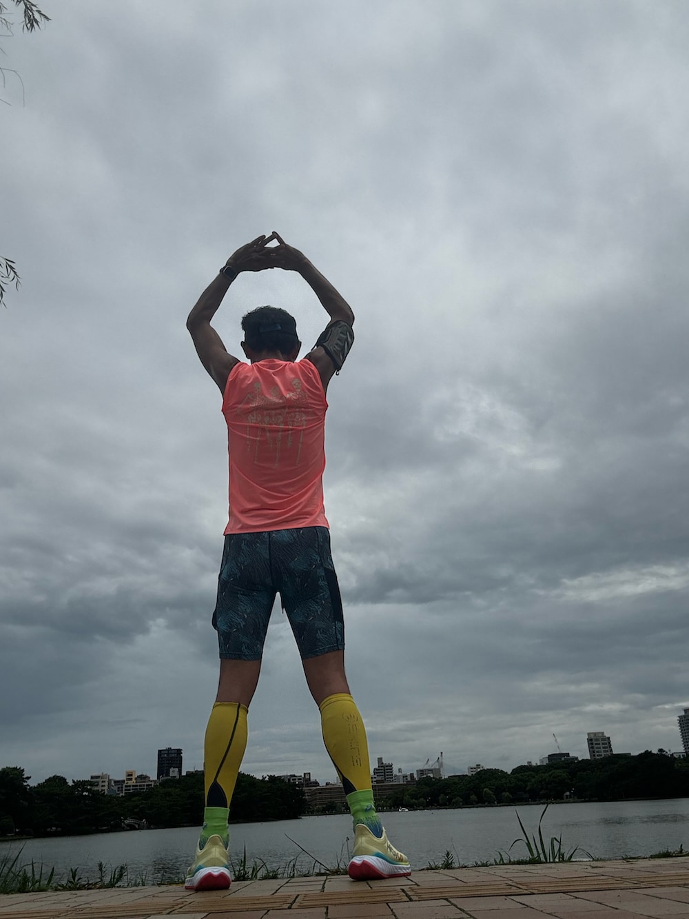 「ランニング、ランニングスタイル、ランニングウェア、ランニングコーデ、ランニングタイツ、大濠公園」｜「ELDORESOのアイテム（トップス、オレンジ系）」を使った、fkbbsさん（メンズ・173cm）の夏コーディネートの2枚目の写真