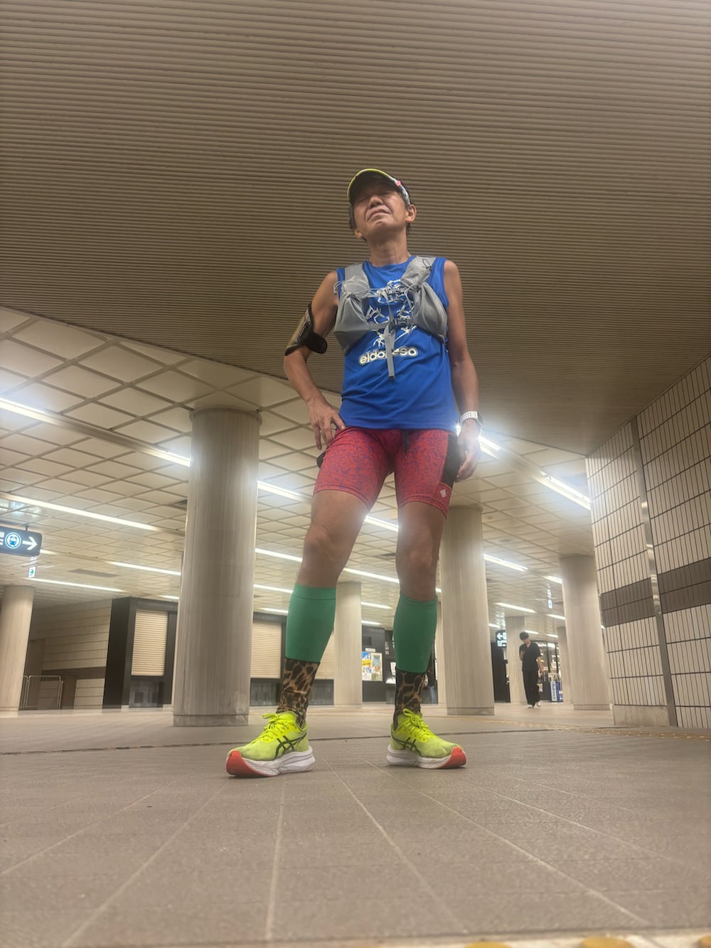 ブルー系のTシャツ/カットソー、ブラウン系のソックス/靴下、レッド系のレギンス/スパッツを着用したメンズの秋コーディネートの4枚目の写真