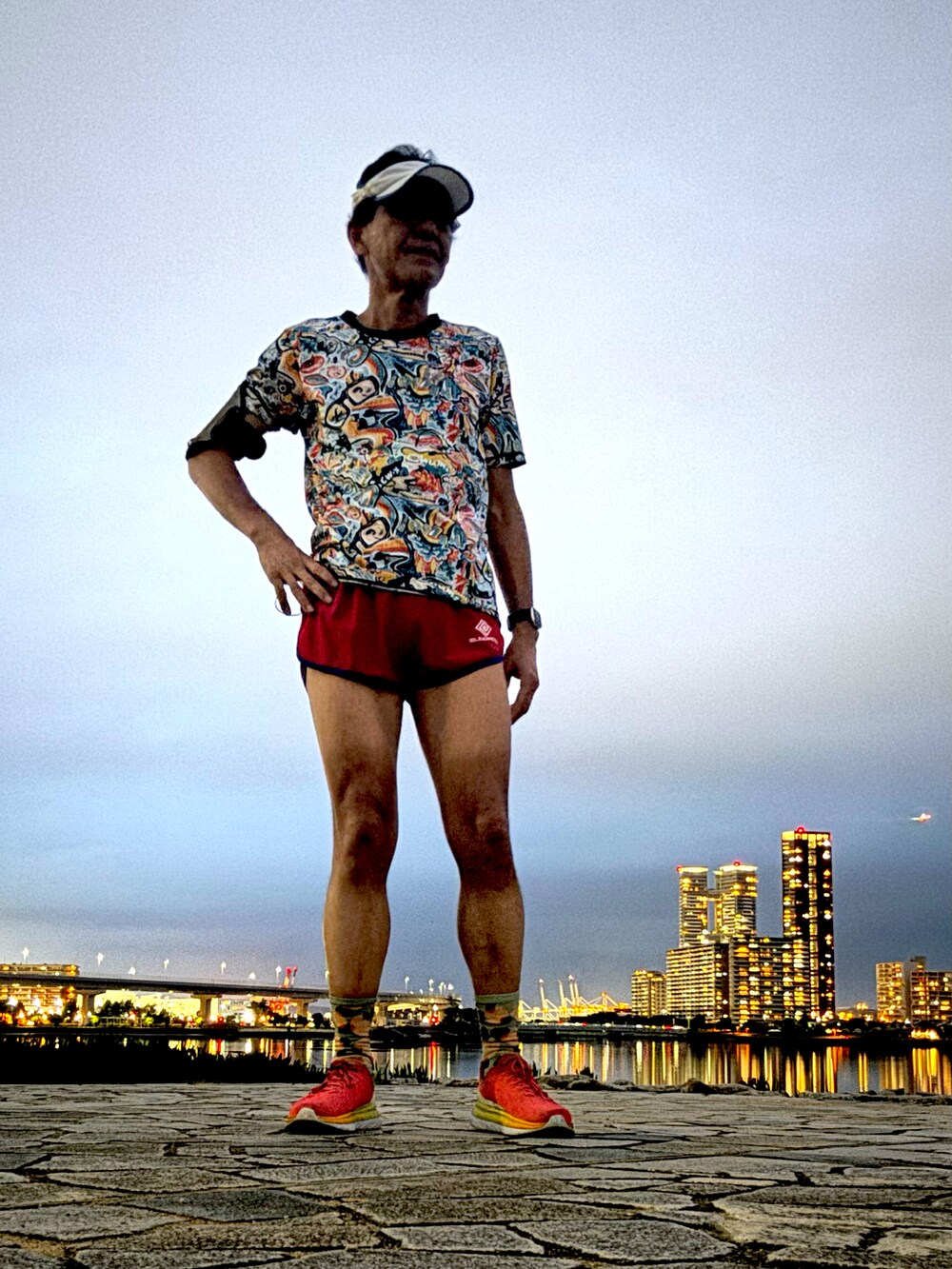 その他のTシャツ/カットソー、レッド系のパンツを着用したメンズの夏コーディネートの2枚目の写真