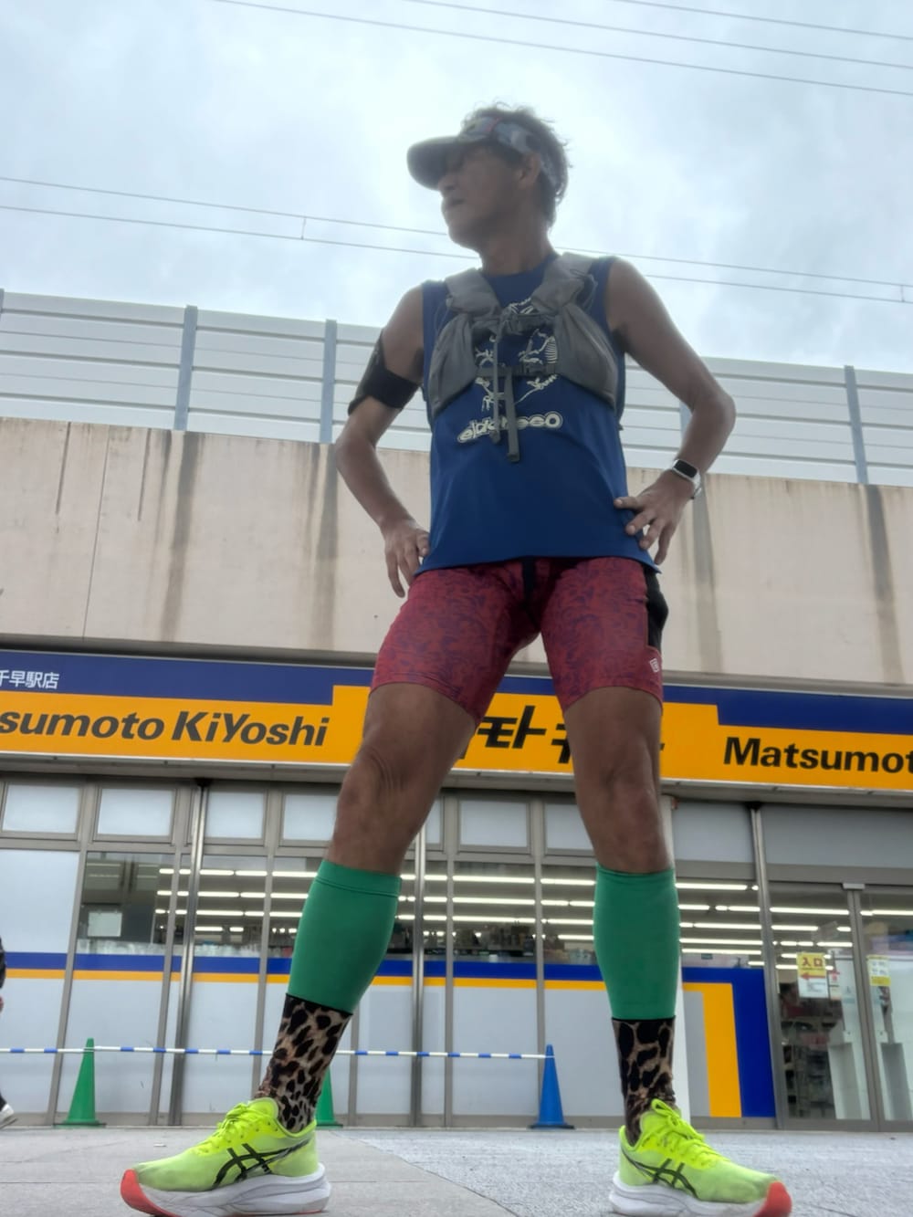 ブルー系のTシャツ/カットソー、ブラウン系のソックス/靴下、レッド系のレギンス/スパッツを着用したメンズの秋コーディネートの2枚目の写真