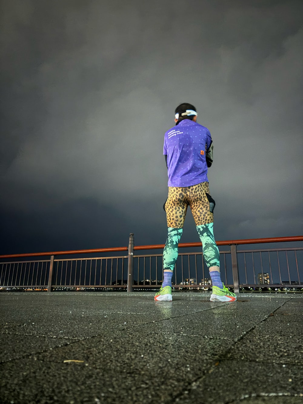 パープル系のトップス、その他のレギンス/スパッツ、グリーン系のタイツ/ストッキングを着用したメンズの冬コーディネートの2枚目の写真