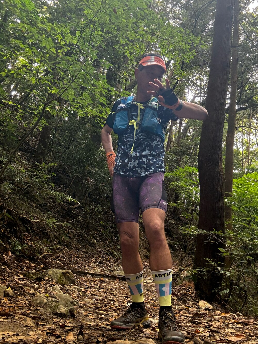 ブルー系のトップス、ブルー系のバックパック/リュック、パープル系のレギンス/スパッツを着用したメンズの夏コーディネートの4枚目の写真