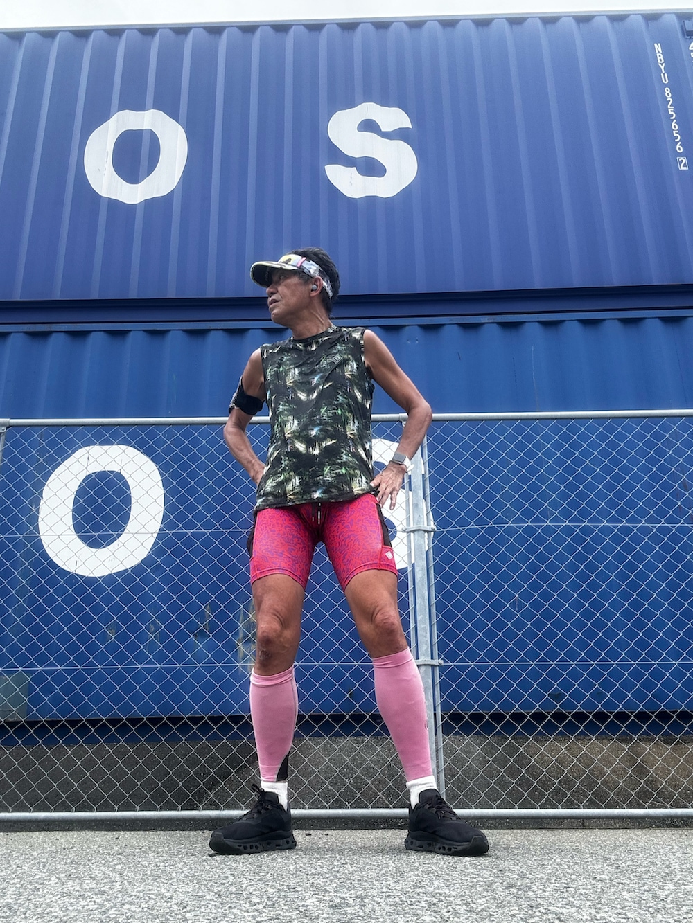 その他のTシャツ/カットソー、ブラック系のスニーカー、レッド系のレギンス/スパッツを着用したメンズの夏コーディネートの2枚目の写真