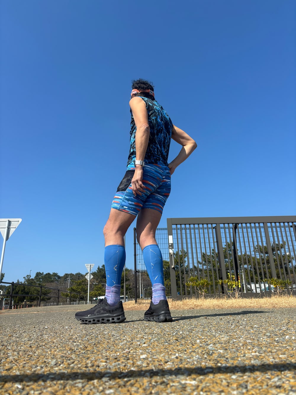 ブルー系のTシャツ/カットソー、ブラック系のスニーカー、ブルー系のレギンス/スパッツを着用したメンズの冬コーディネートの5枚目の写真