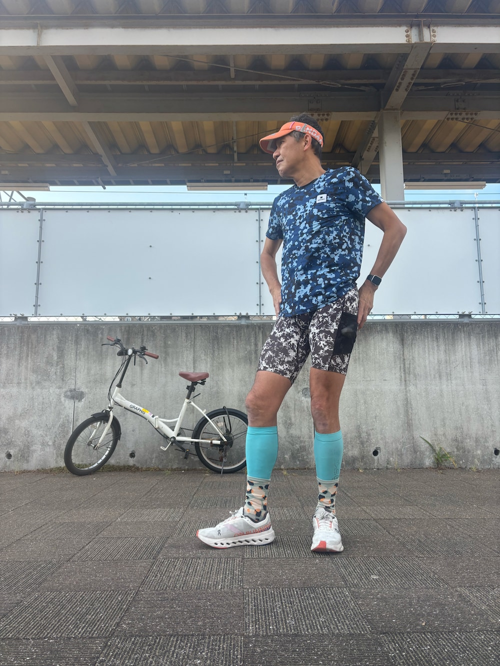 ブルー系のトップス、ホワイト系のシューズ、ホワイト系のレギンス/スパッツを着用したメンズの春コーディネートの2枚目の写真