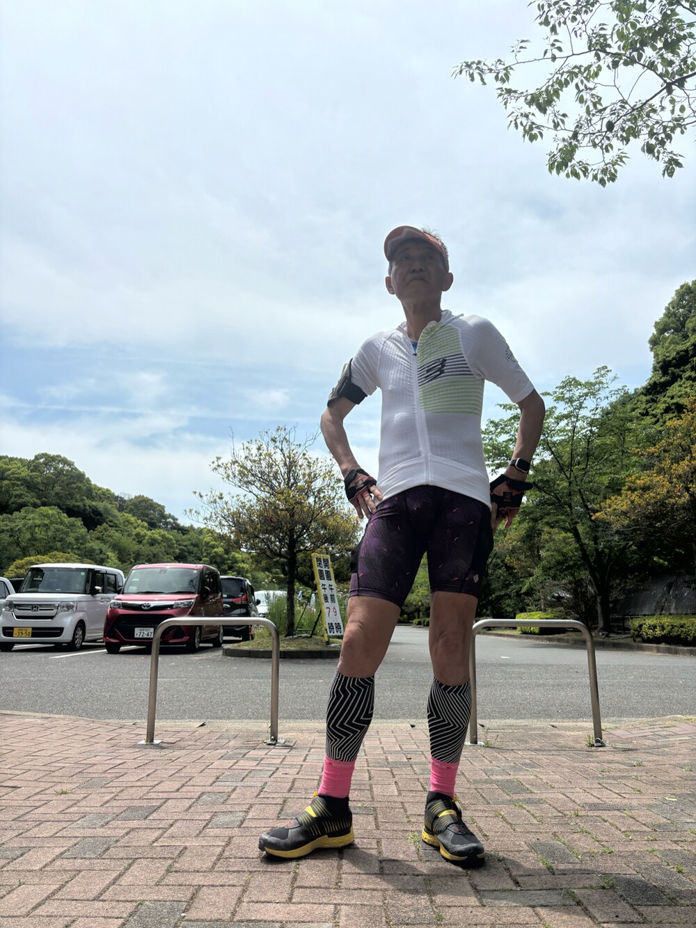 ホワイト系のTシャツ/カットソー、ブラック系のその他シューズ、パープル系のレギンス/スパッツを着用したメンズの春コーディネートの2枚目の写真