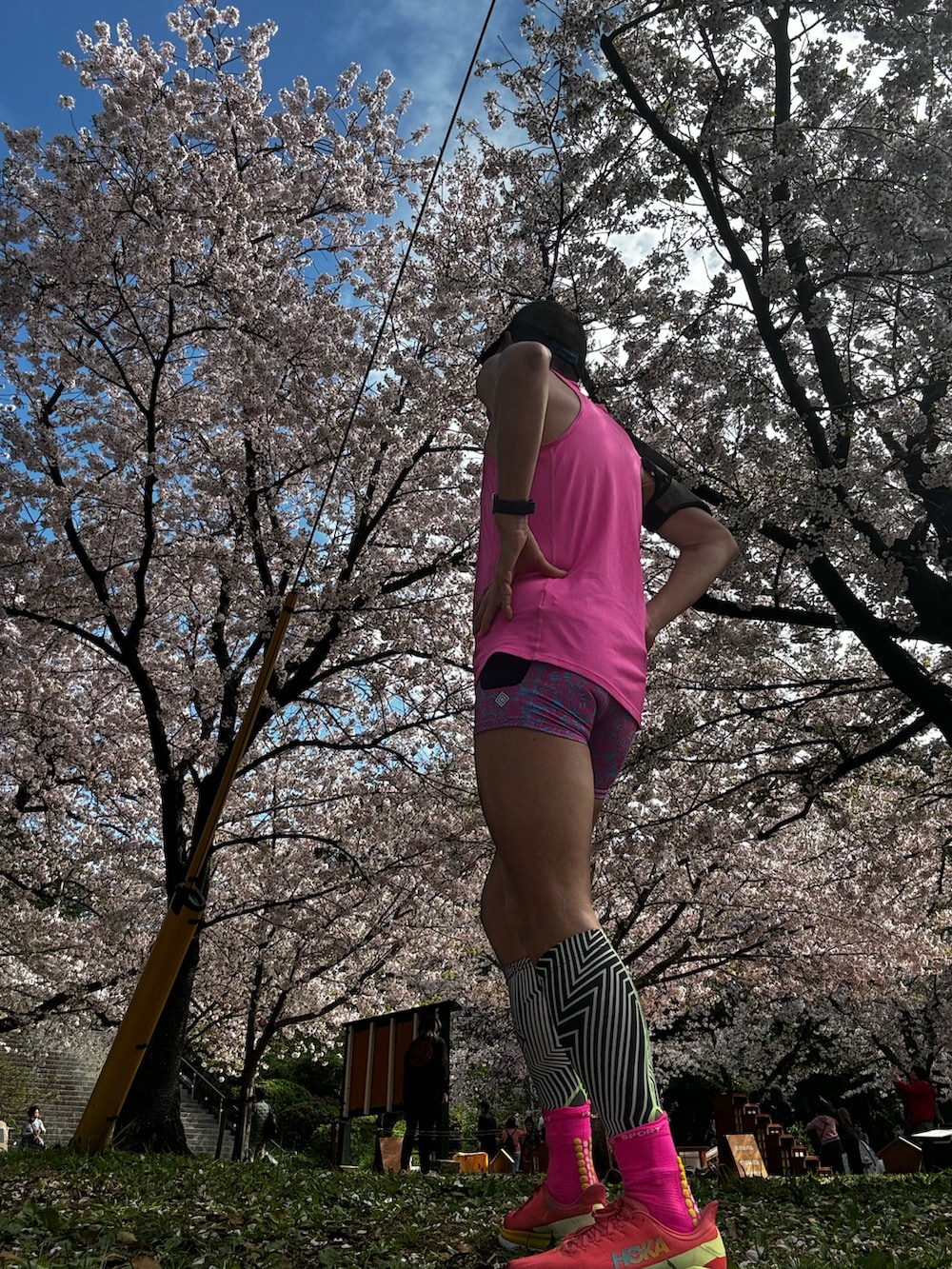 ピンク系のTシャツ/カットソー、レッド系のその他シューズ、ピンク系のタイツ/ストッキングを着用したメンズの春コーディネートの3枚目の写真