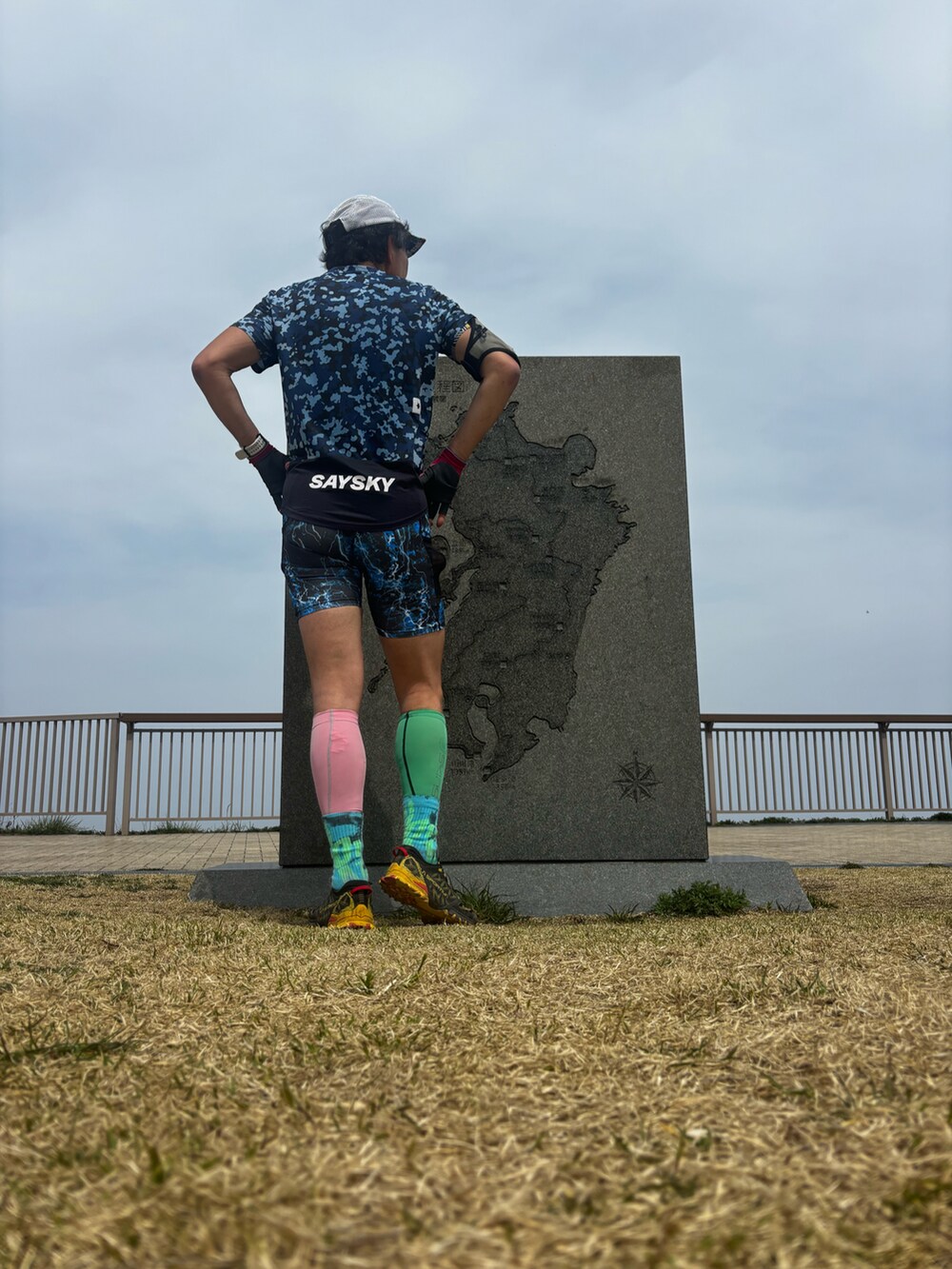 ブルー系のTシャツ/カットソー、ブラック系のスニーカー、ブルー系のレギンス/スパッツを着用したメンズの春コーディネートの2枚目の写真
