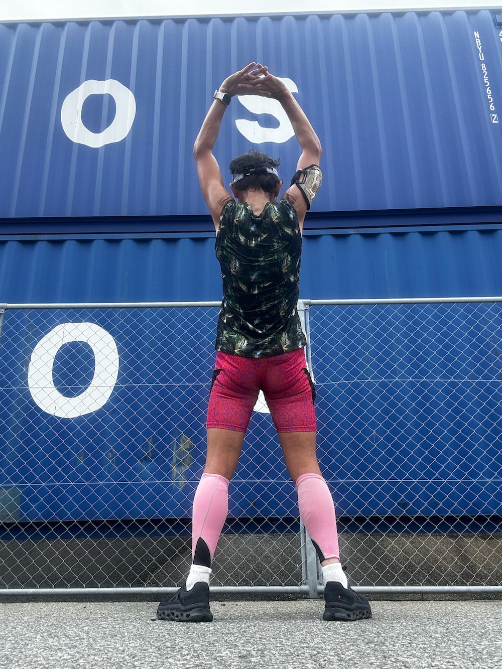 その他のTシャツ/カットソー、ブラック系のスニーカー、レッド系のレギンス/スパッツを着用したメンズの夏コーディネートの4枚目の写真