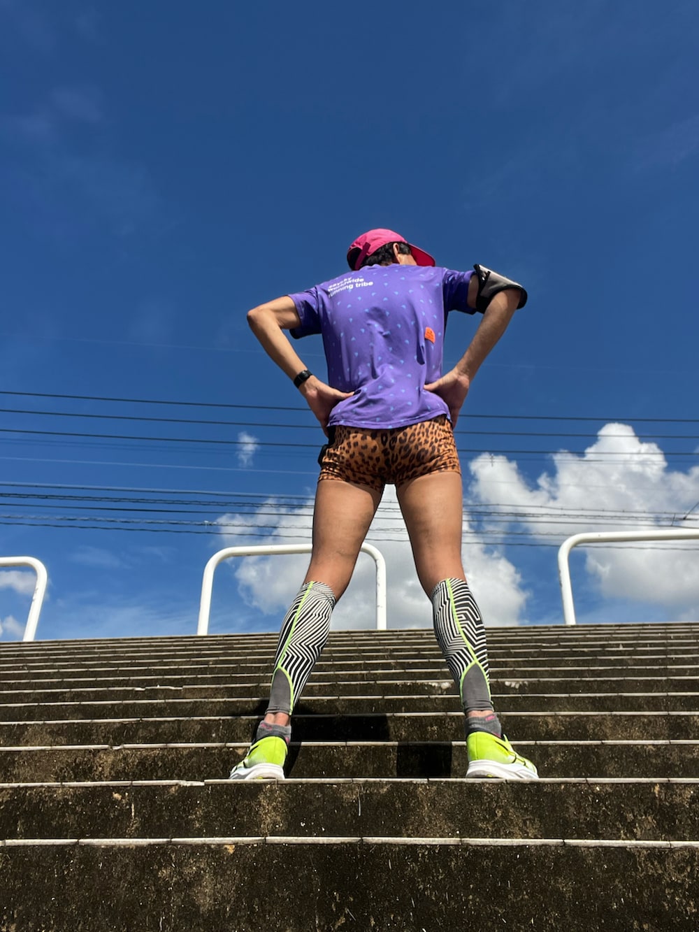 パープル系のTシャツ/カットソー、グリーン系のスニーカー、ブラウン系のタイツ/ストッキングを着用したメンズの冬コーディネートの4枚目の写真