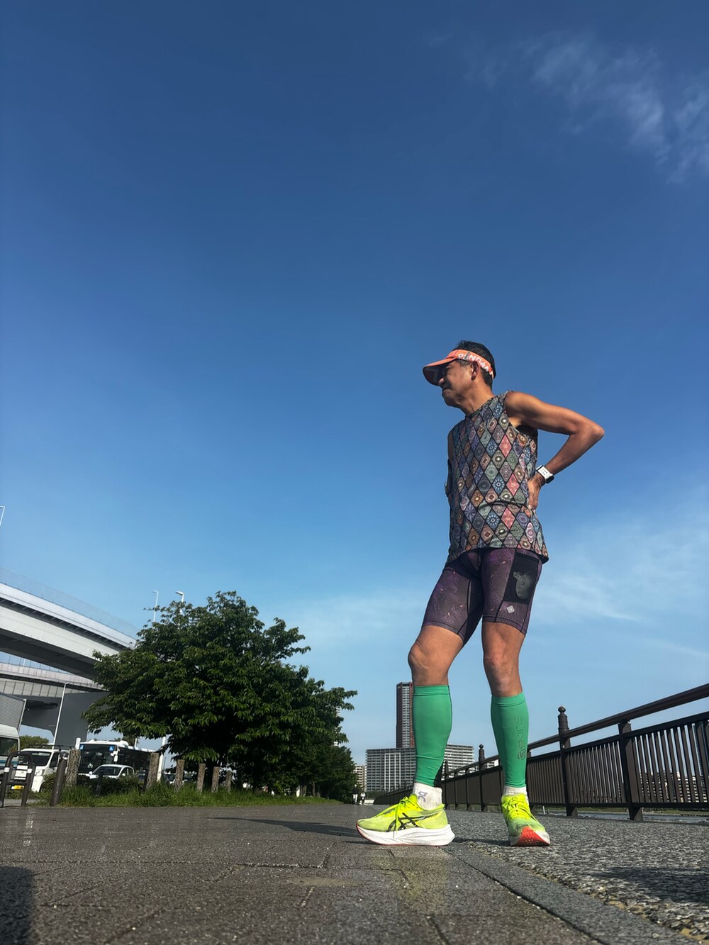 その他のTシャツ/カットソー、イエロー系のスニーカー、パープル系のレギンス/スパッツを着用したメンズの春コーディネートの4枚目の写真
