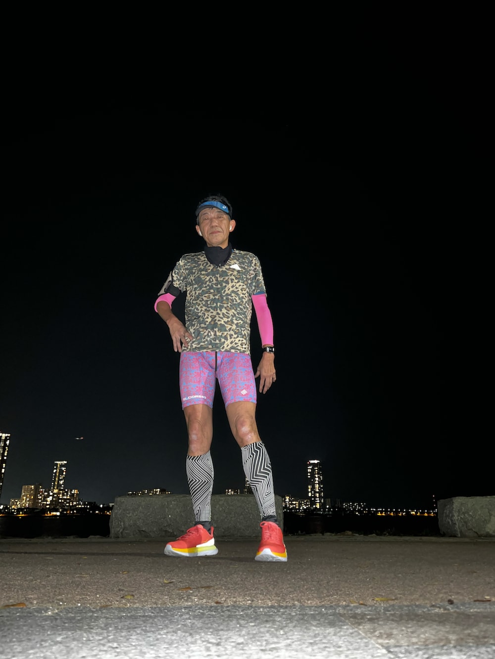 「新星WEARISTAにエントリー、ランニング、ランニングシューズ、ランニングウェア、ランニングパンツ、ランニングコーデ、ランニング #RUNNING #running、夜 run」｜「NIKEのアイテム（Tシャツ/カットソー、ブラウン系）」を使った、fkbbsさん（メンズ・173cm）の冬コーディネートの4枚目の写真