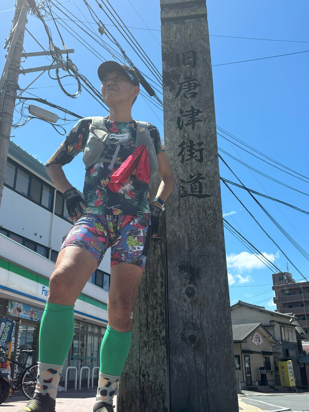 その他のトップス、ブラック系のシューズ、その他のレギンス/スパッツを着用したメンズの夏コーディネートの3枚目の写真