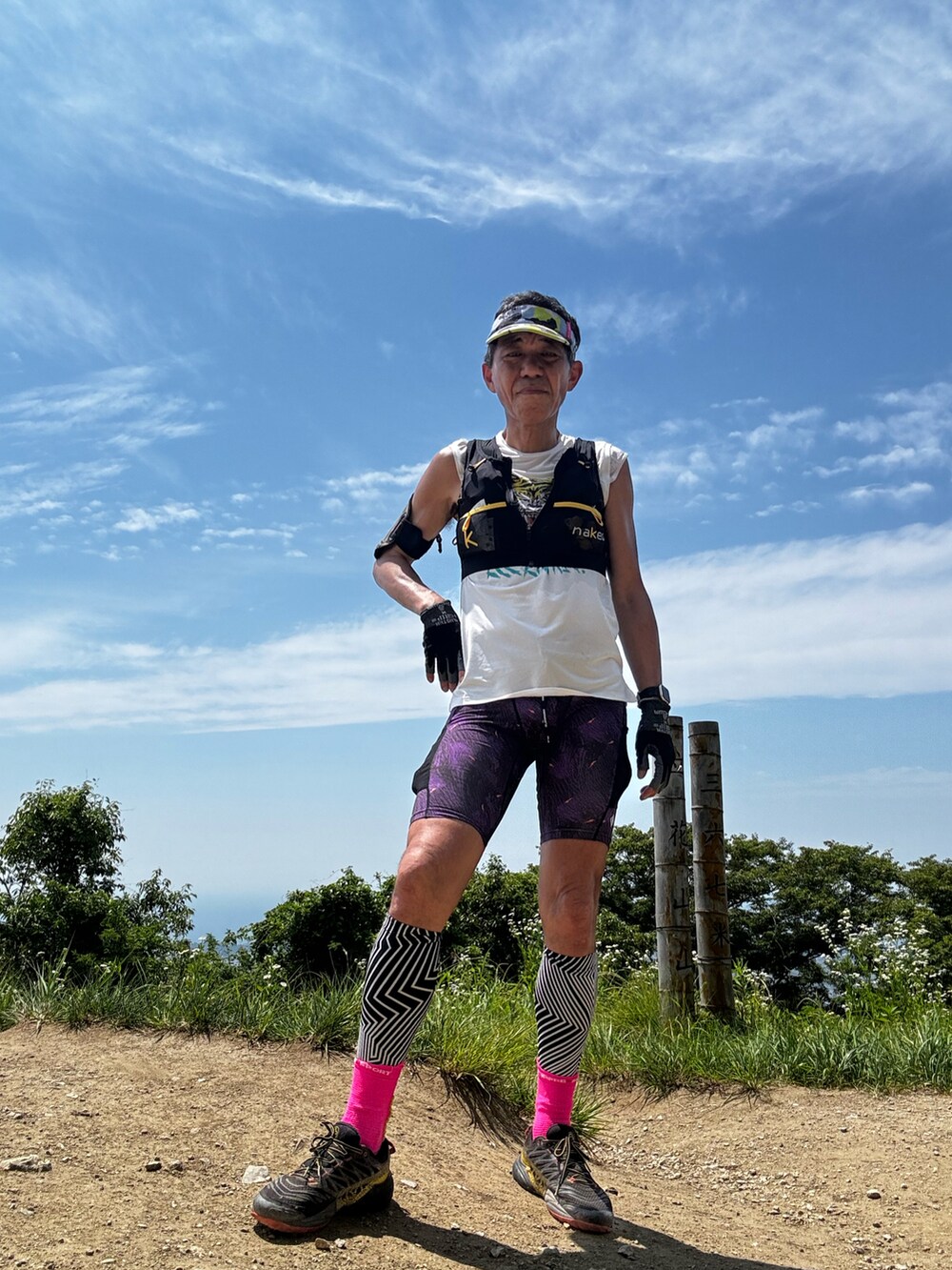 ホワイト系のTシャツ/カットソー、ブラック系のシューズ、パープル系のレギンス/スパッツを着用したメンズの夏コーディネートの4枚目の写真