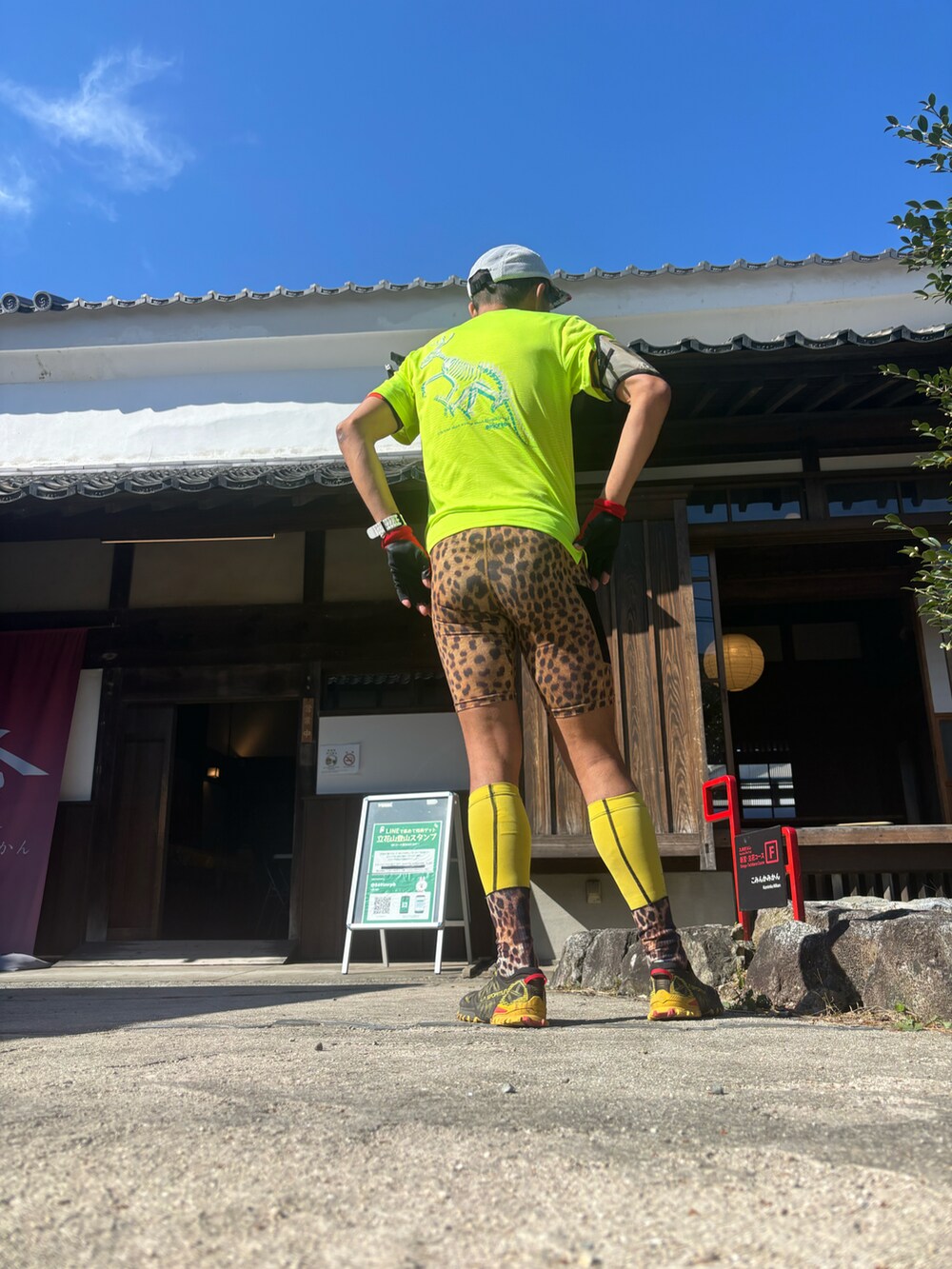 グリーン系のTシャツ/カットソー、ブラック系のスニーカー、その他のレギンス/スパッツを着用したメンズの秋コーディネートの2枚目の写真