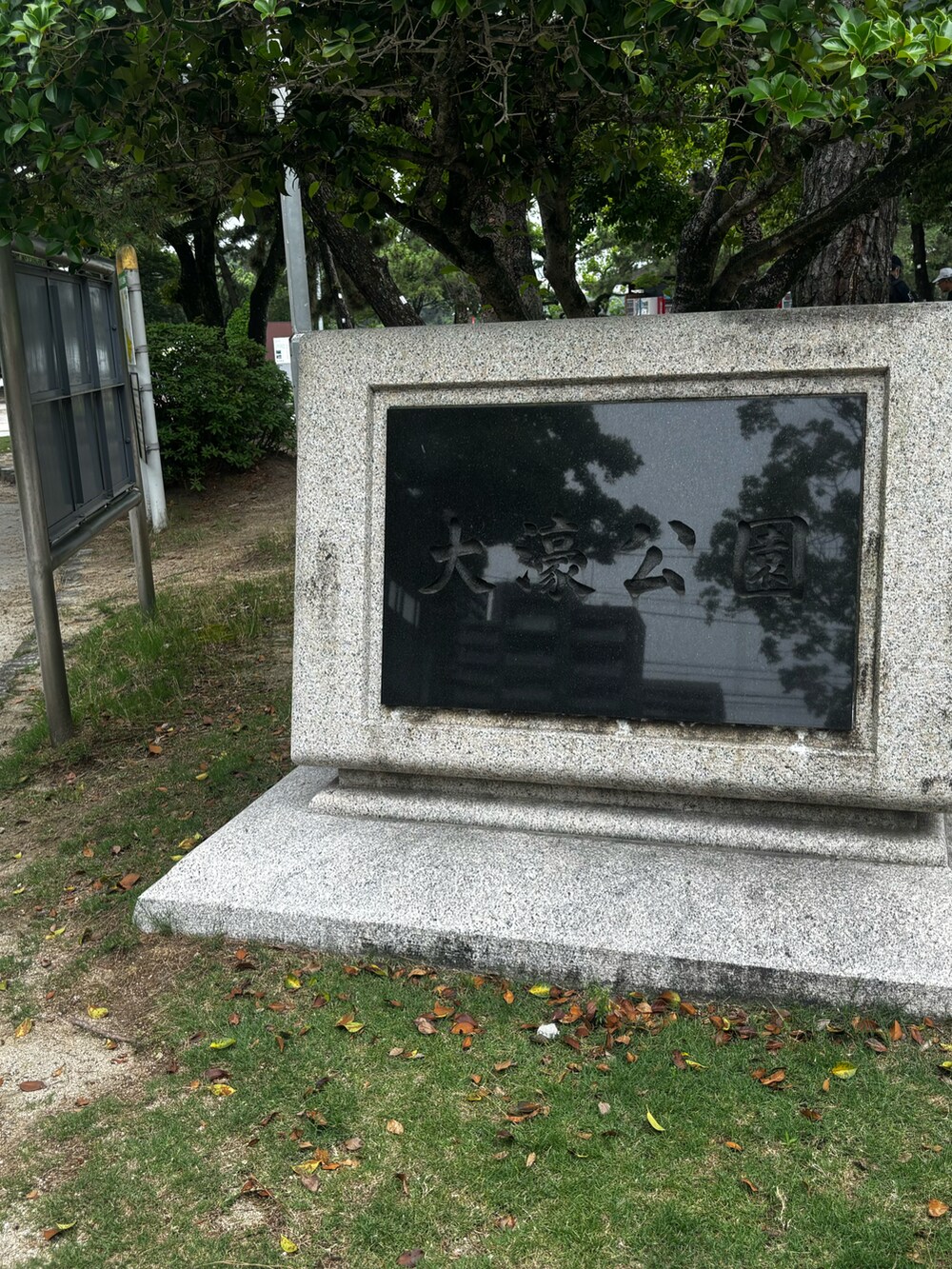 オレンジ系のTシャツ/カットソー、その他のタイツ/ストッキングを着用したメンズの夏コーディネートの4枚目の写真