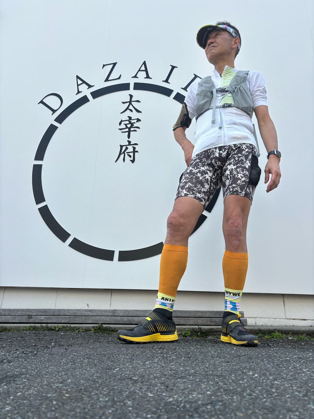 ホワイト系のTシャツ/カットソー、ブラック系のスニーカー、ブラック系のレギンス/スパッツを着用したメンズの春コーディネートの2枚目の写真