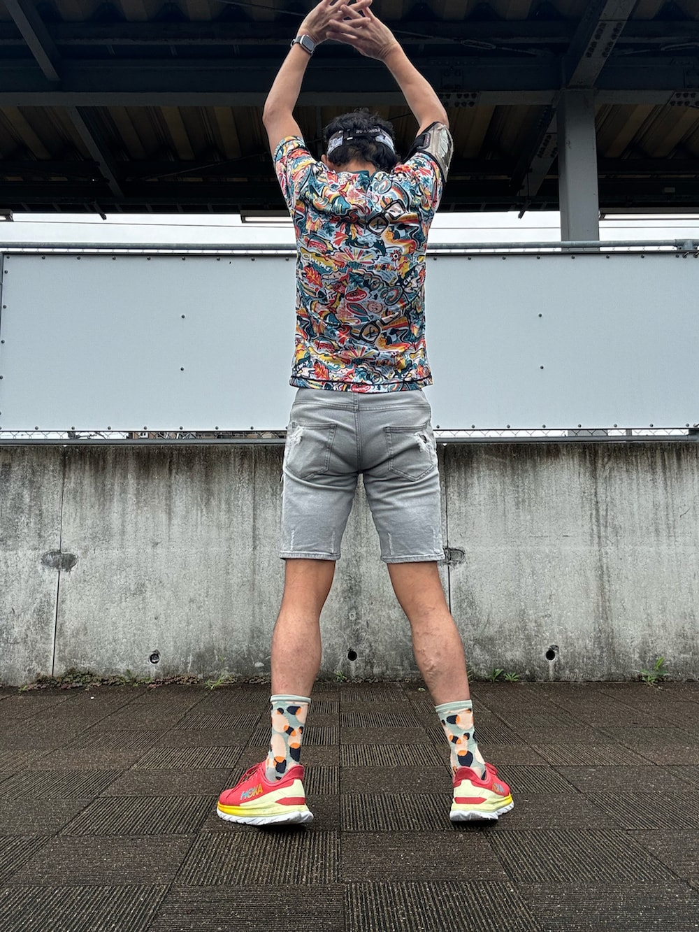 その他のTシャツ/カットソー、オレンジ系のスニーカーを着用したメンズの夏コーディネートの3枚目の写真