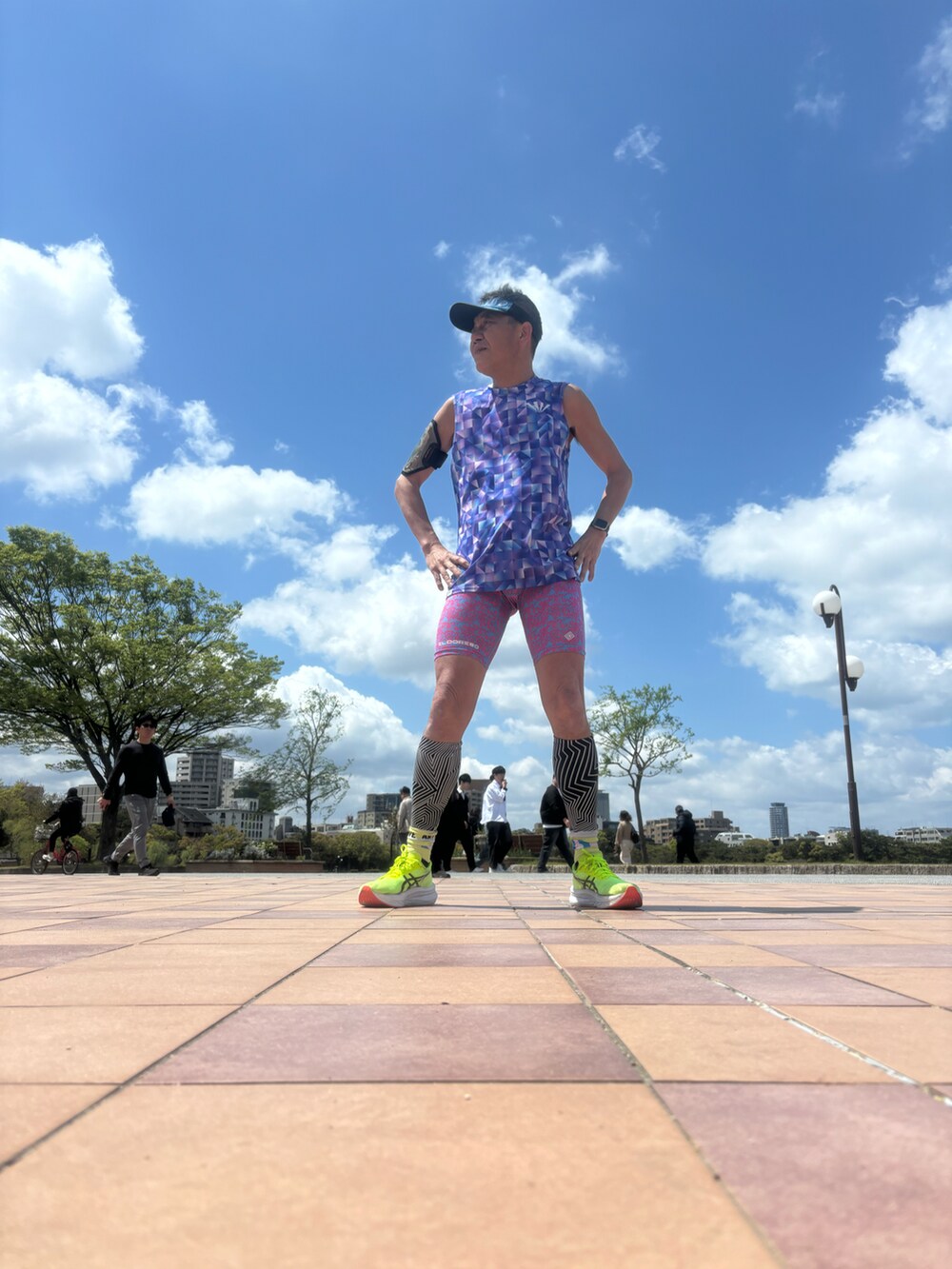 ブルー系のTシャツ/カットソー、グリーン系のスニーカー、ピンク系のレギンス/スパッツを着用したメンズの春コーディネートの4枚目の写真