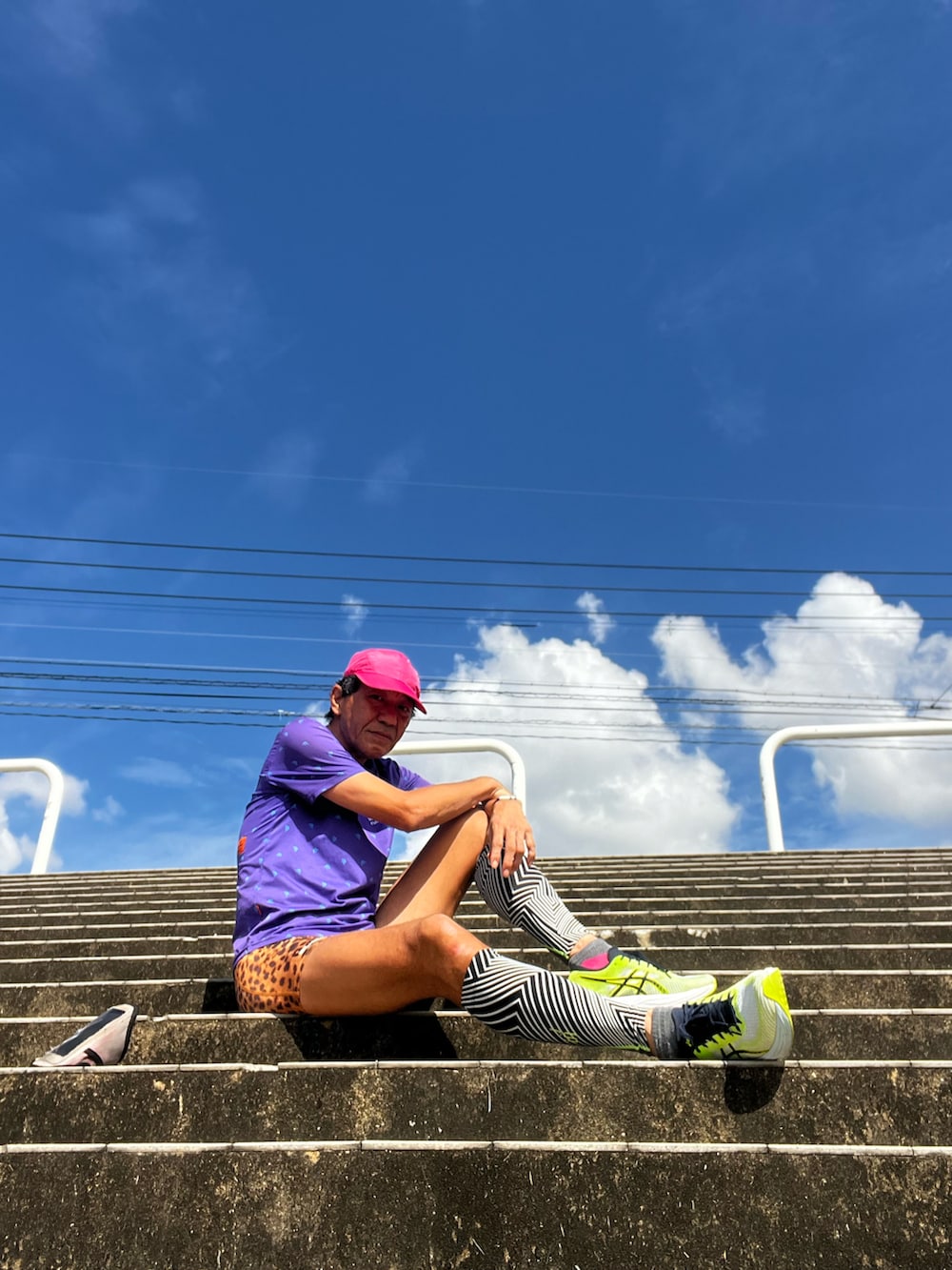 パープル系のTシャツ/カットソー、グリーン系のスニーカー、ブラウン系のタイツ/ストッキングを着用したメンズの冬コーディネートの3枚目の写真