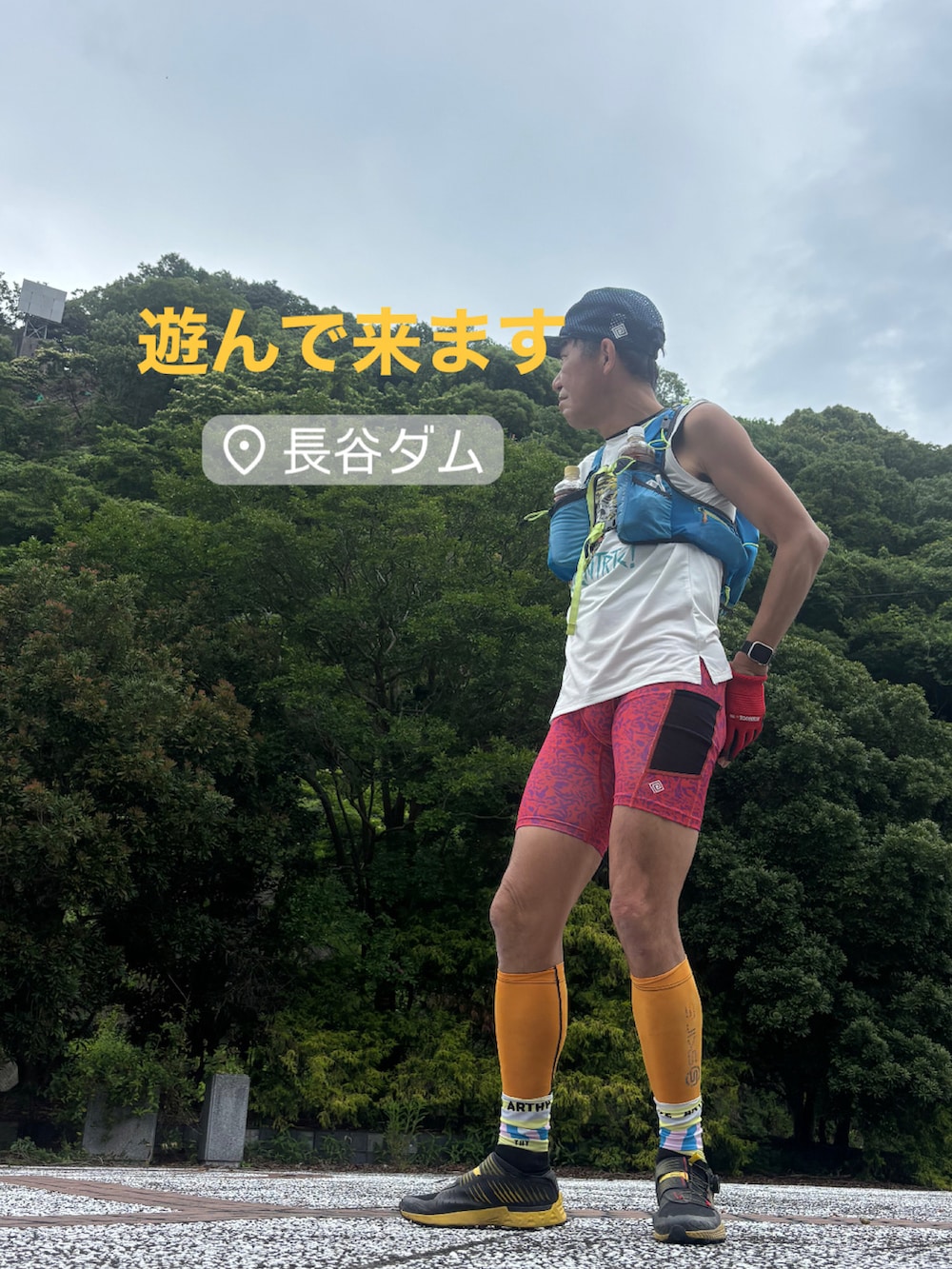 ホワイト系のトップス、ブラック系のシューズ、レッド系のレギンス/スパッツを着用したメンズの夏コーディネートの2枚目の写真