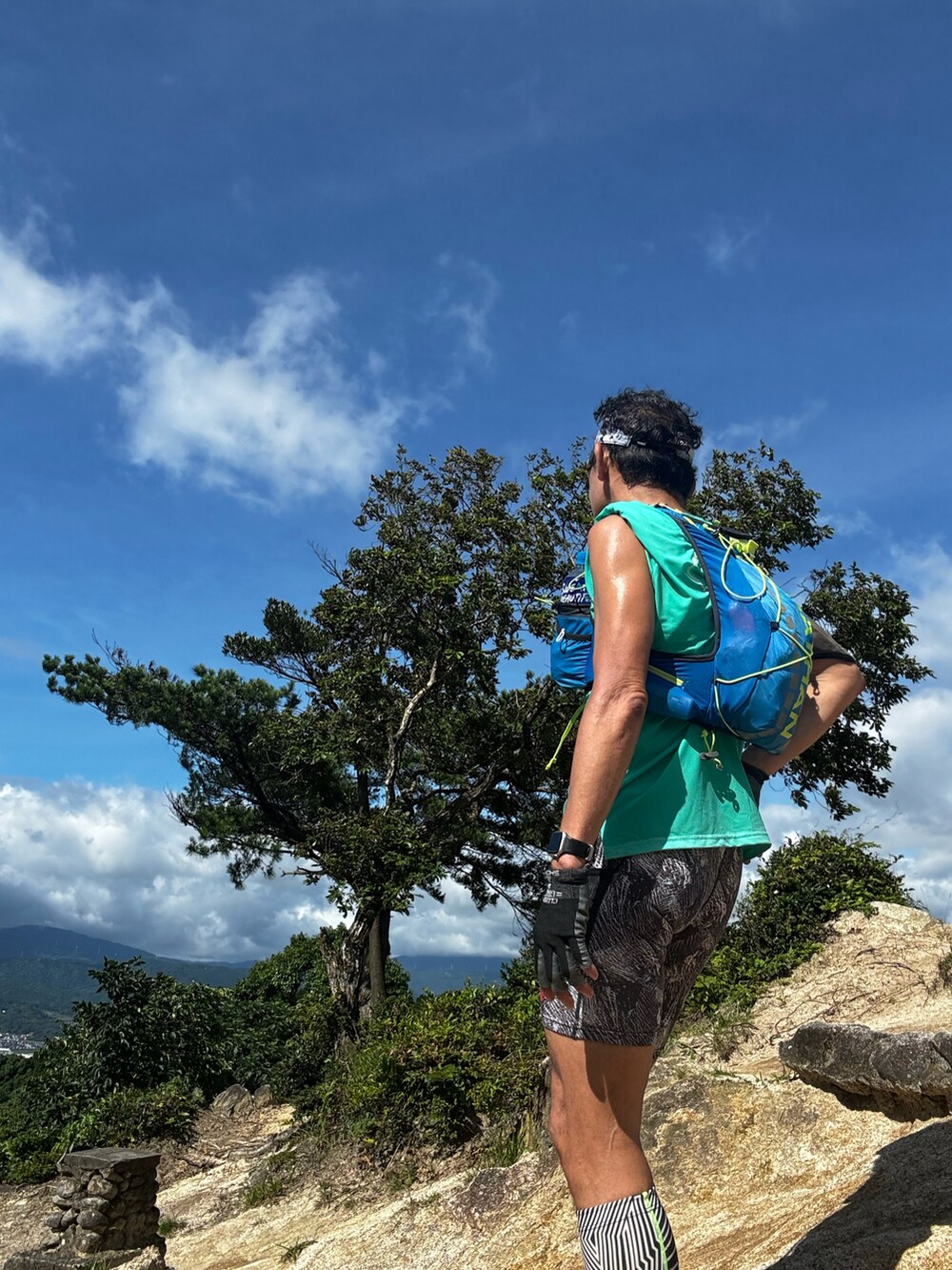 グリーン系のTシャツ/カットソー、シルバー系のレギンス/スパッツを着用したメンズの夏コーディネートの4枚目の写真