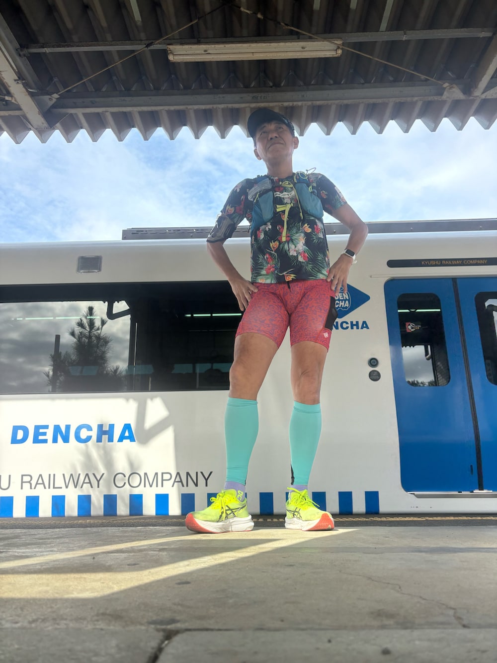 その他のトップス、イエロー系のスニーカー、レッド系のレギンス/スパッツを着用したメンズの冬コーディネートの3枚目の写真