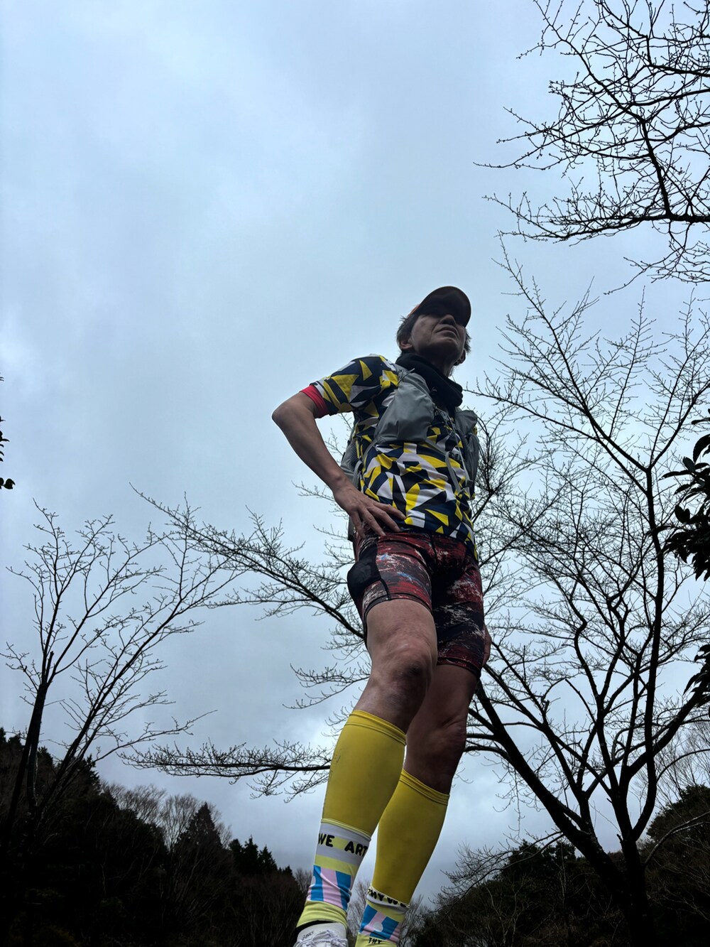 その他のTシャツ/カットソー、グリーン系のスニーカー、その他のレギンス/スパッツを着用したメンズの春コーディネートの3枚目の写真
