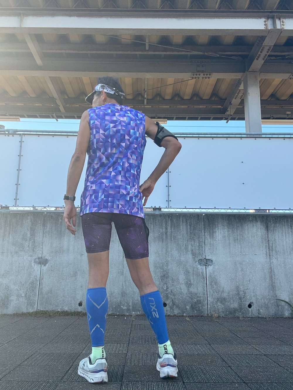 ホワイト系のスニーカー、その他のTシャツ/カットソー、パープル系のレギンス/スパッツを着用したメンズの夏コーディネートの2枚目の写真