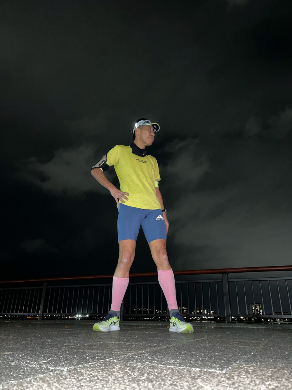 「新星WEARISTAにエントリー、ランニング、ランニングシューズ、ランニングウェア、ランニングパンツ、ランニングコーデ、ランニング #RUNNING #running、夜 run」｜「NIKEのアイテム（Tシャツ/カットソー、ブラウン系）」を使った、fkbbsさん（メンズ・173cm）の冬コーディネートの2枚目の写真