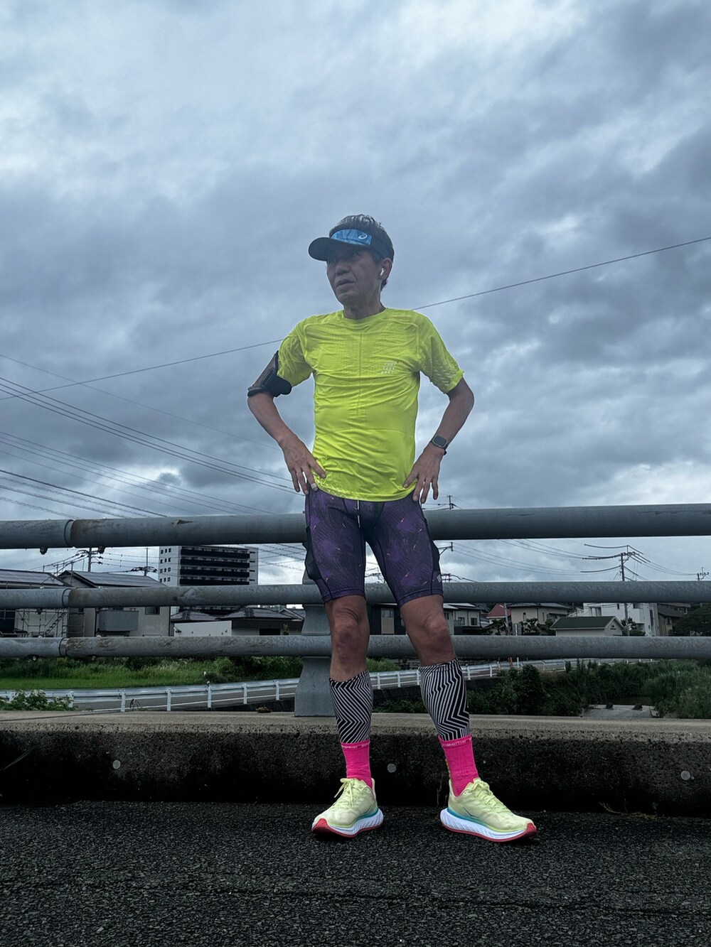 イエロー系のその他トップス、その他のスニーカー、パープル系のタイツ/ストッキングを着用したメンズの夏コーディネートの2枚目の写真