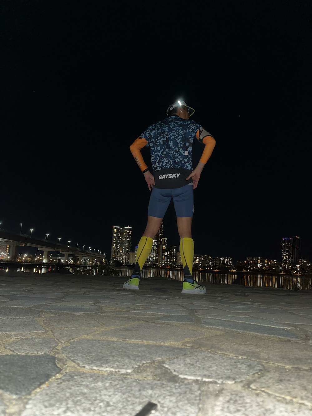 ブルー系のTシャツ/カットソー、グリーン系のスニーカー、ブルー系のアウトドア/スポーツを着用したメンズの秋コーディネートの3枚目の写真