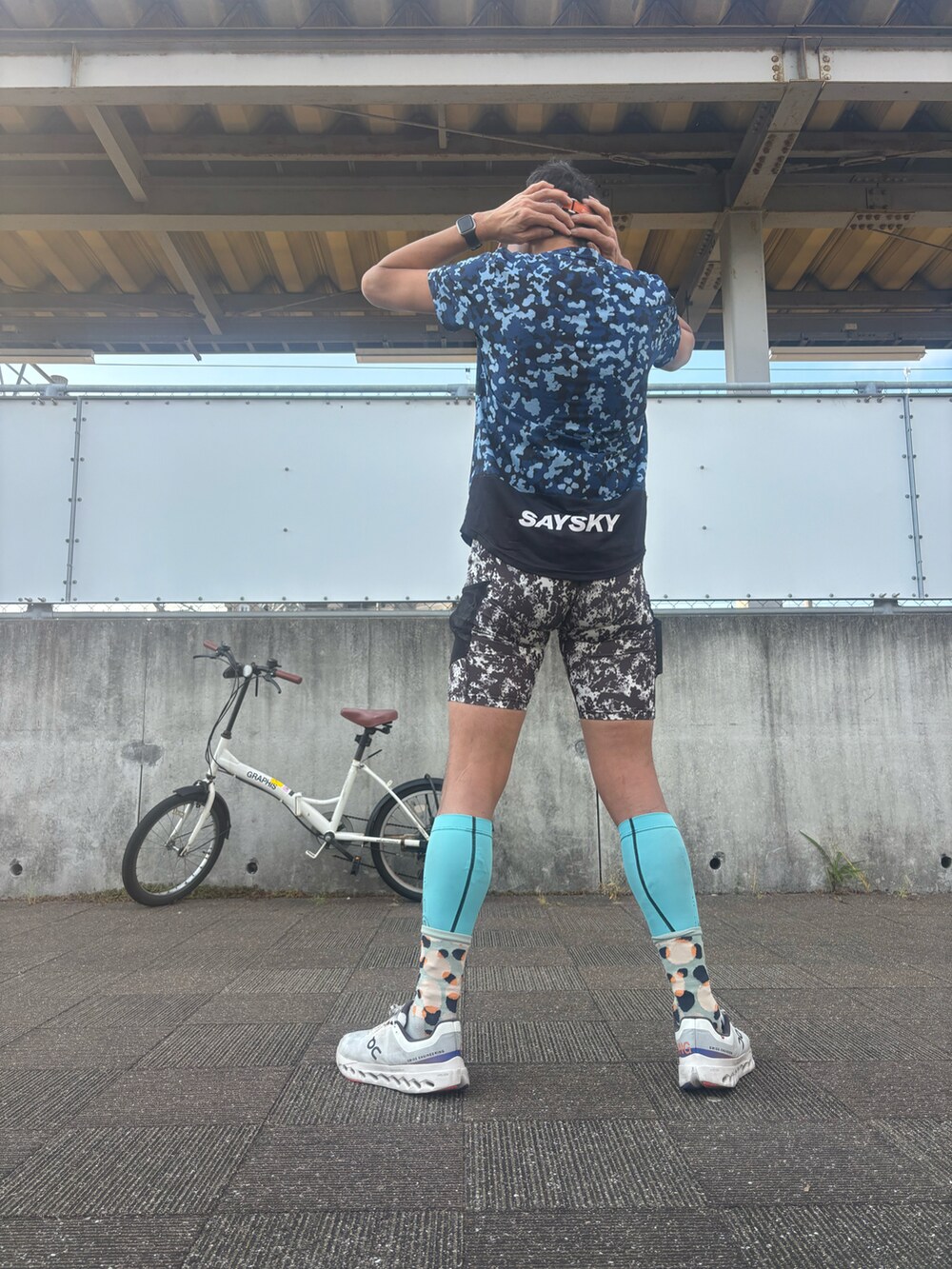 ブルー系のトップス、ホワイト系のシューズ、ホワイト系のレギンス/スパッツを着用したメンズの春コーディネートの3枚目の写真