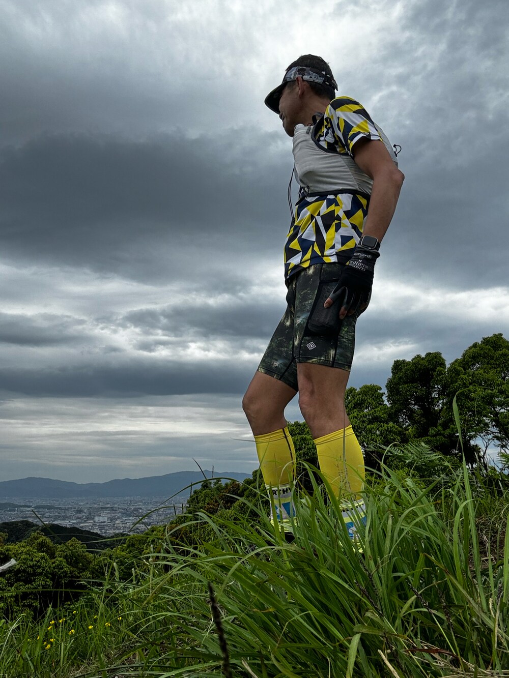 イエロー系のTシャツ/カットソー、シルバー系のレギンス/スパッツ、イエロー系のレッグウォーマーを着用したメンズの春コーディネートの3枚目の写真