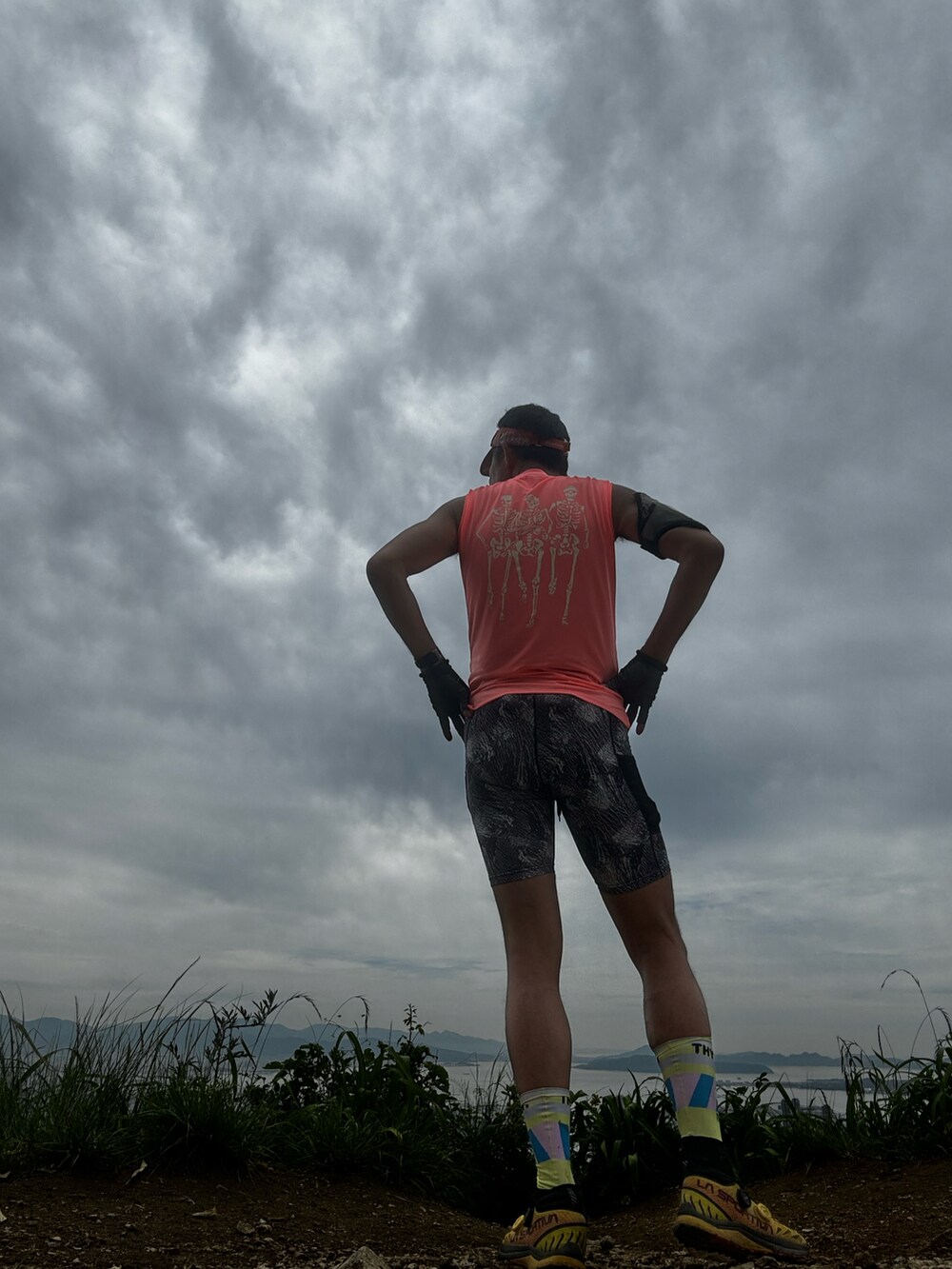 オレンジ系のTシャツ/カットソー、イエロー系のシューズ、オレンジ系のその他小物を着用したメンズの春コーディネートの2枚目の写真