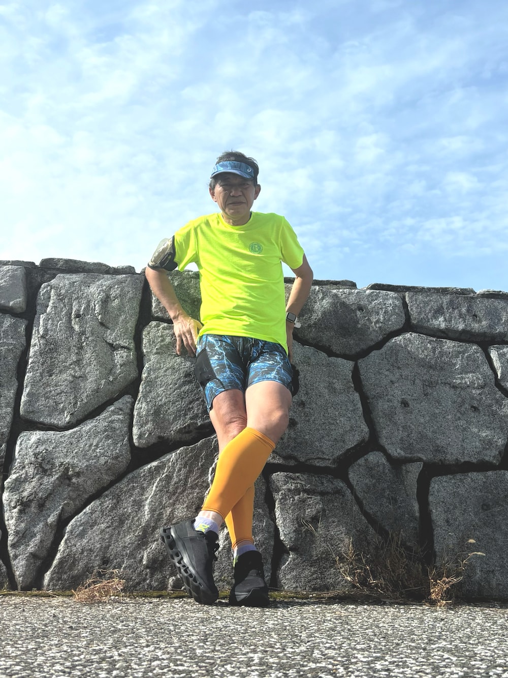 グリーン系のTシャツ/カットソー、ブラック系のスニーカー、ブルー系のレギンス/スパッツを着用したメンズの冬コーディネートの2枚目の写真