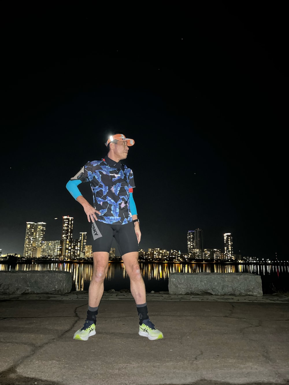 「新星WEARISTAにエントリー、ランニング、ランニングシューズ、ランニングウェア、ランニングパンツ、ランニングコーデ、ランニング #RUNNING #running、夜 run」｜「NIKEのアイテム（Tシャツ/カットソー、ブラウン系）」を使った、fkbbsさん（メンズ・173cm）の冬コーディネートの3枚目の写真