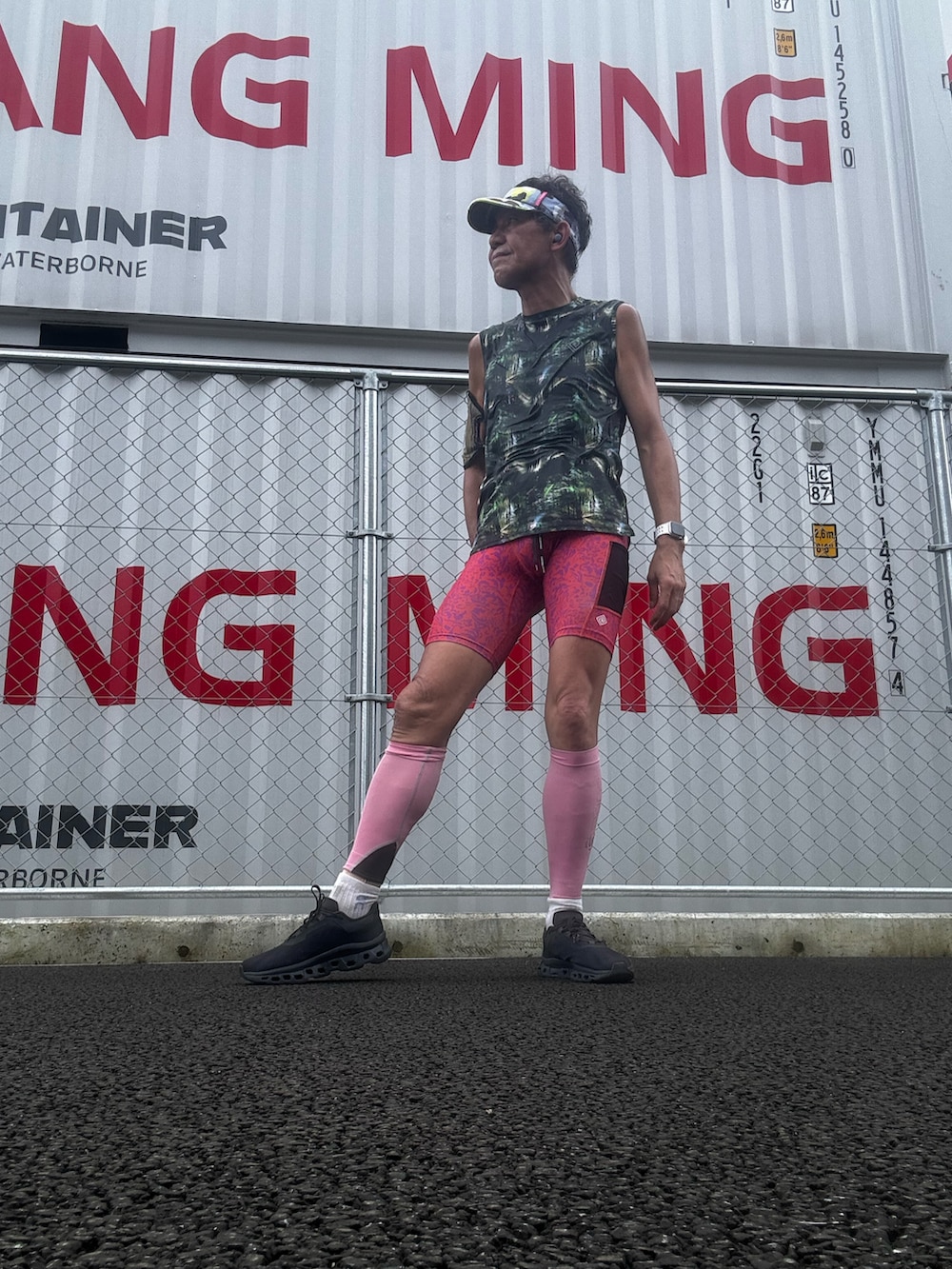 その他のTシャツ/カットソー、ブラック系のスニーカー、レッド系のレギンス/スパッツを着用したメンズの夏コーディネートの3枚目の写真
