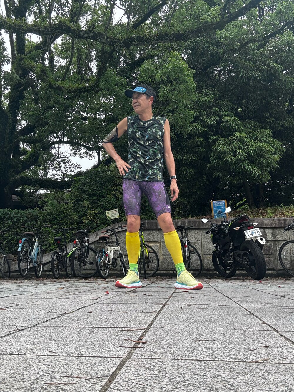 その他のTシャツ/カットソー、パープル系のタイツ/ストッキングを着用したメンズの夏コーディネートの3枚目の写真