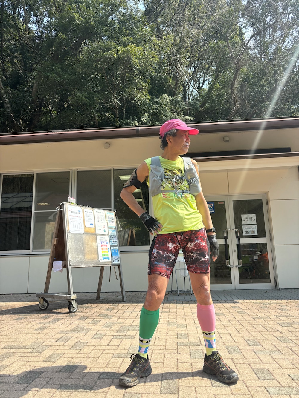 グリーン系のTシャツ/カットソー、その他のレギンス/スパッツを着用したメンズの春コーディネートの2枚目の写真
