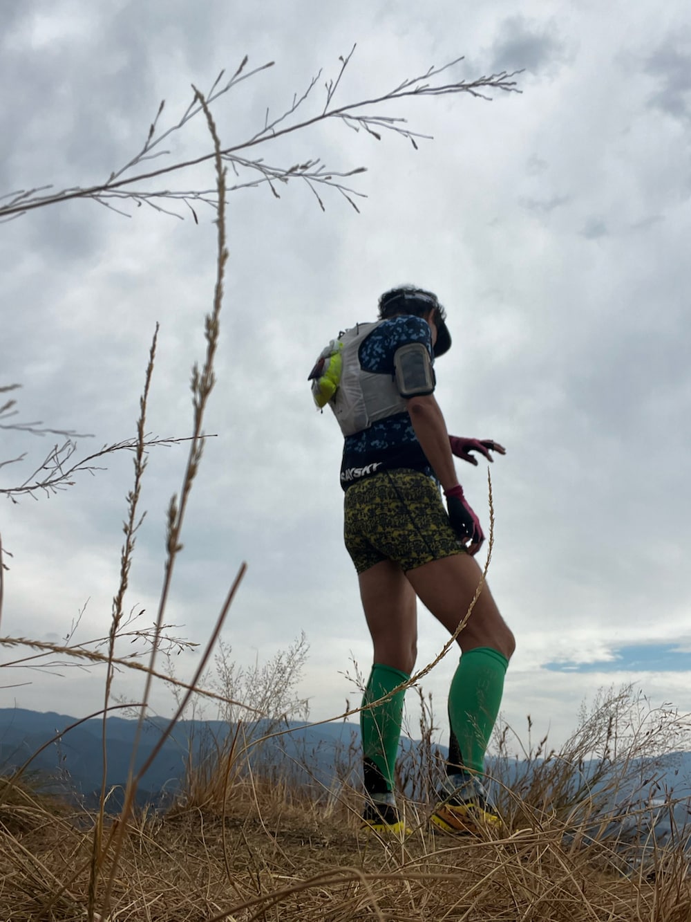 ブルー系のその他トップス、イエロー系のその他パンツ、イエロー系のシューズ小物/雑貨を着用したメンズの秋コーディネートの2枚目の写真