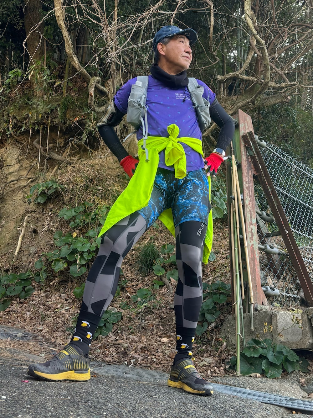 パープル系のTシャツ/カットソー、ブラック系のシューズ、ブルー系のレギンス/スパッツを着用したメンズの冬コーディネートの3枚目の写真