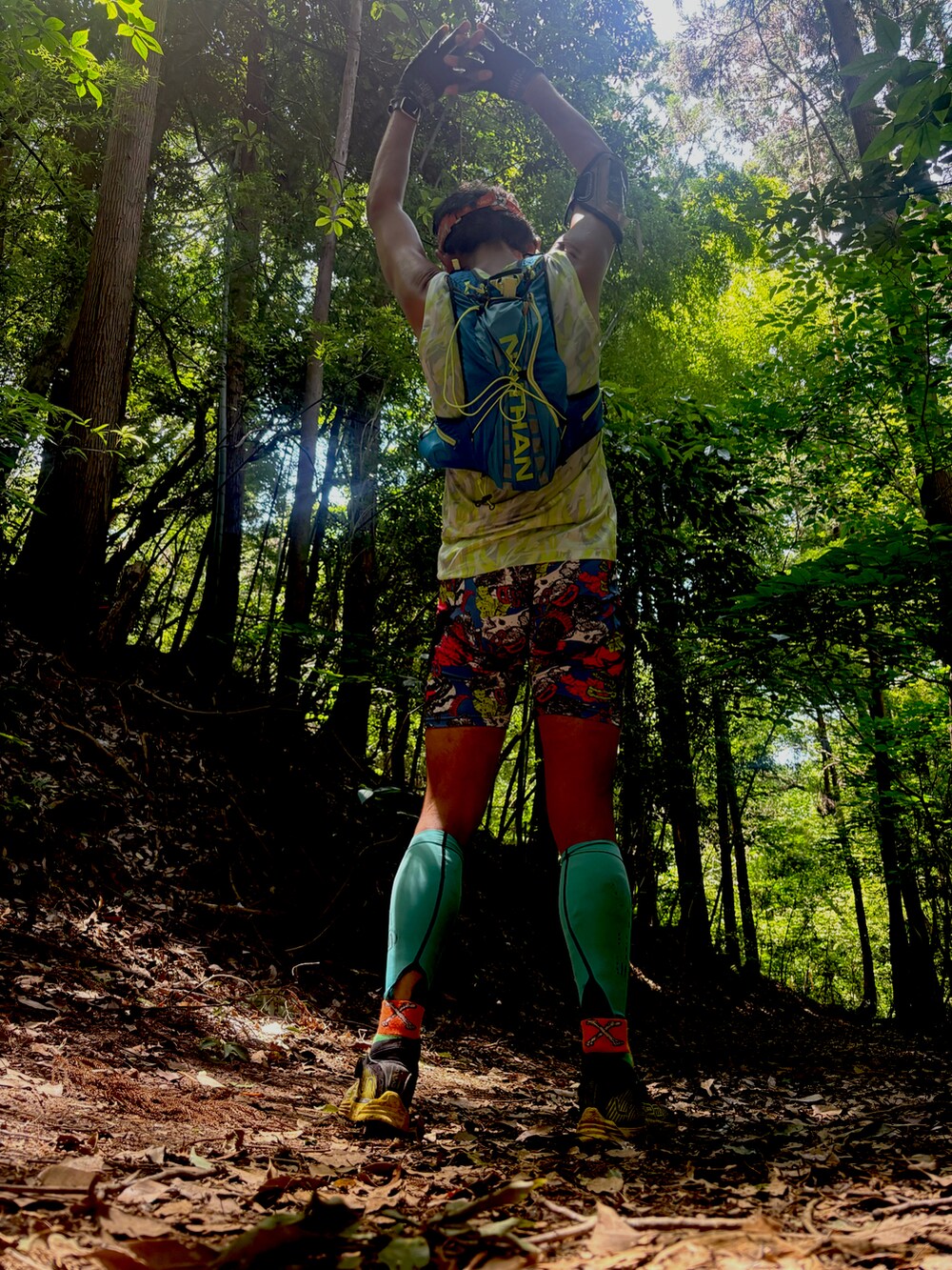 その他のTシャツ/カットソー、ブラック系のシューズ、その他のレギンス/スパッツを着用したメンズの夏コーディネートの3枚目の写真