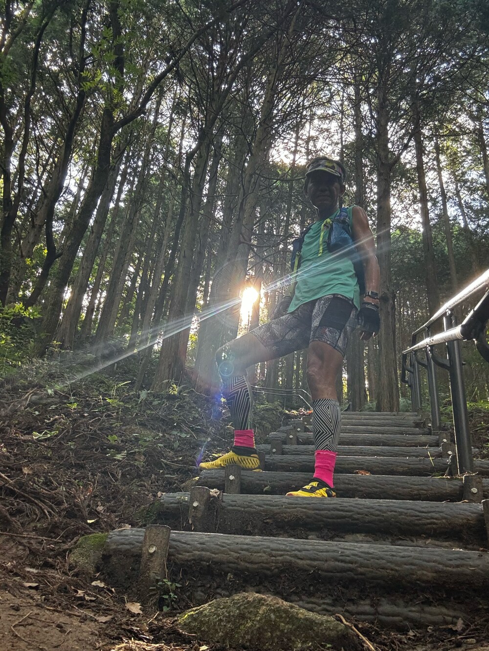 グリーン系のTシャツ/カットソー、シルバー系のレギンス/スパッツを着用したメンズの夏コーディネートの3枚目の写真