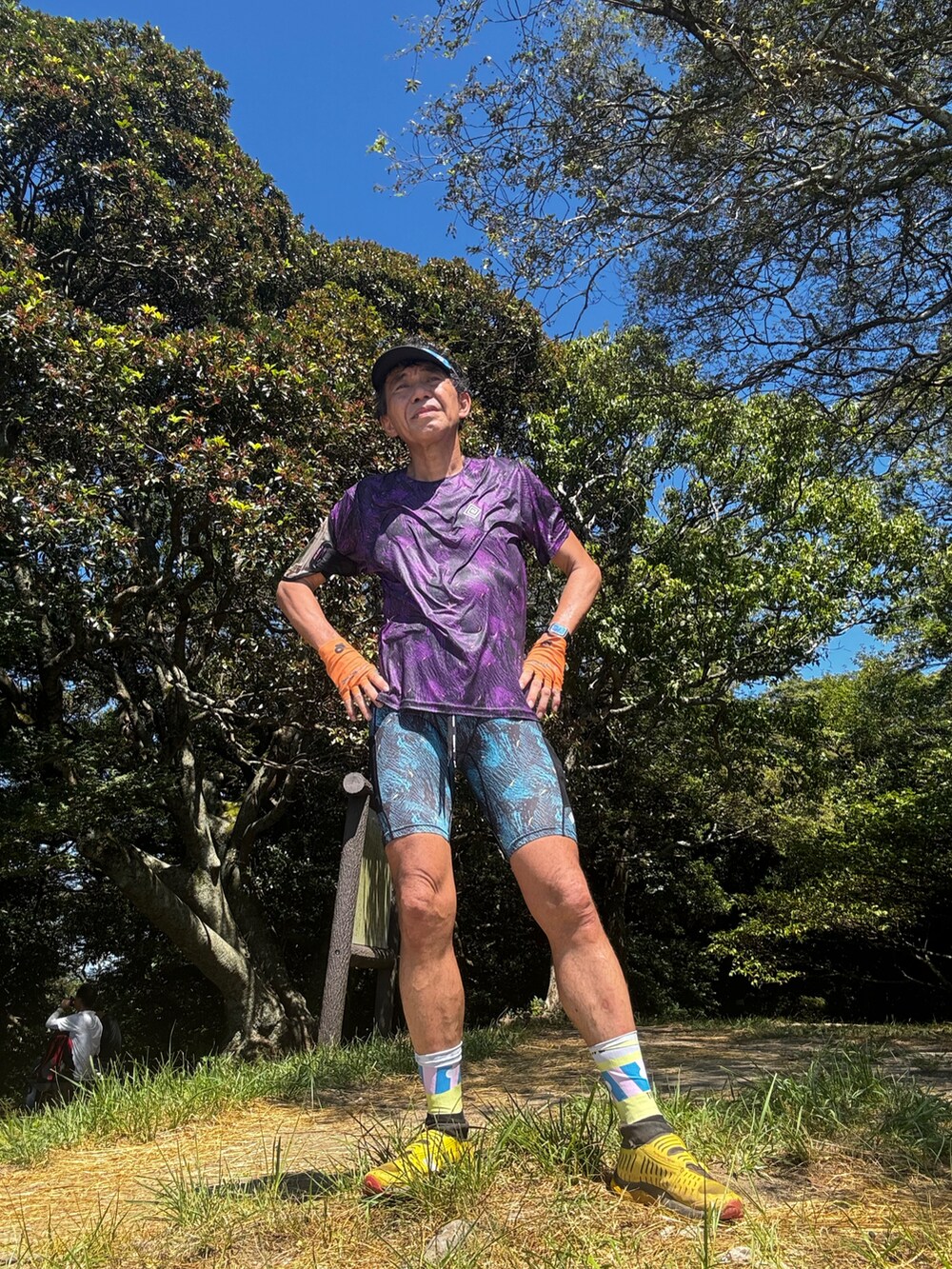 ブルー系のバックパック/リュック、パープル系のTシャツ/カットソー、イエロー系のその他シューズを着用したメンズの夏コーディネートの2枚目の写真