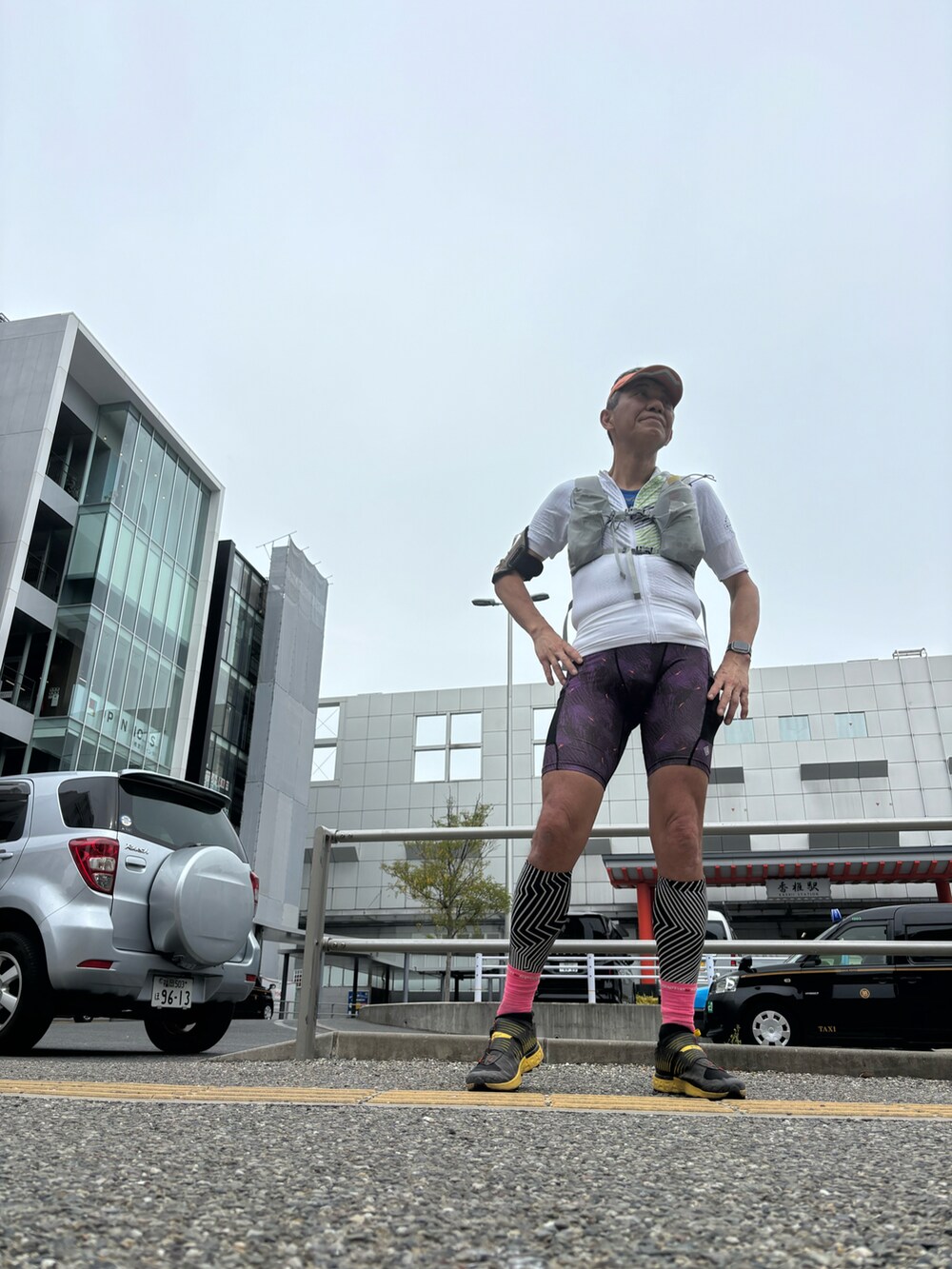 ホワイト系のTシャツ/カットソー、ブラック系のその他シューズ、パープル系のレギンス/スパッツを着用したメンズの春コーディネートの4枚目の写真