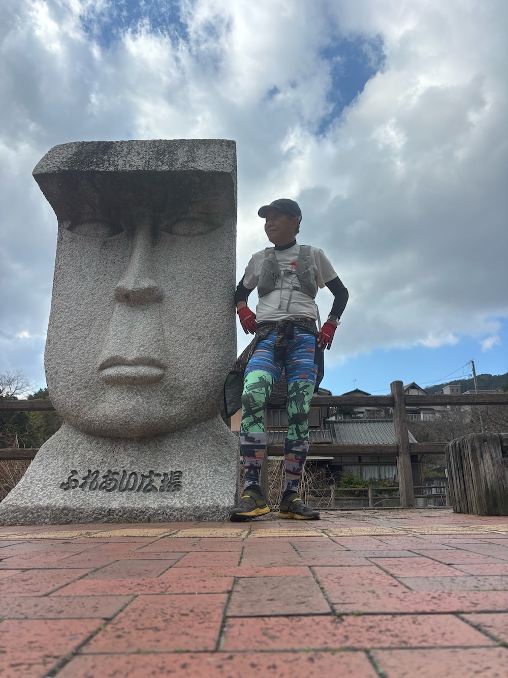 ホワイト系のTシャツ/カットソー、ブラック系のシューズ、その他のレギンス/スパッツを着用したメンズの冬コーディネートの4枚目の写真