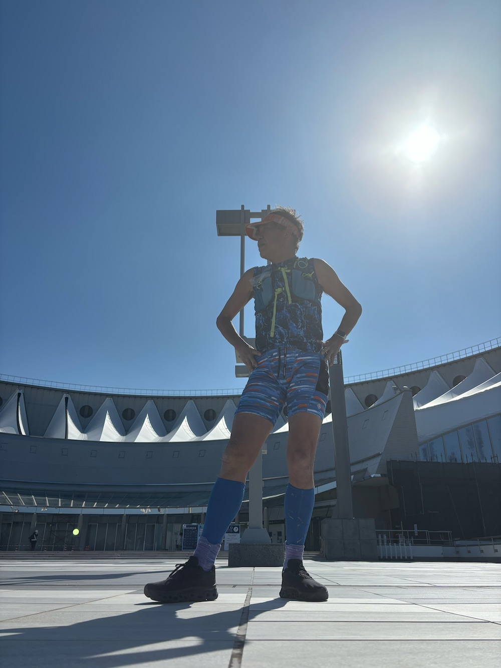 ブルー系のTシャツ/カットソー、ブラック系のスニーカー、ブルー系のレギンス/スパッツを着用したメンズの冬コーディネートの2枚目の写真